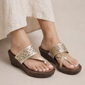 Sam Edelman Gold Laser Cut Wedge Sandals Size 7 Metallic Leather Summer Spring